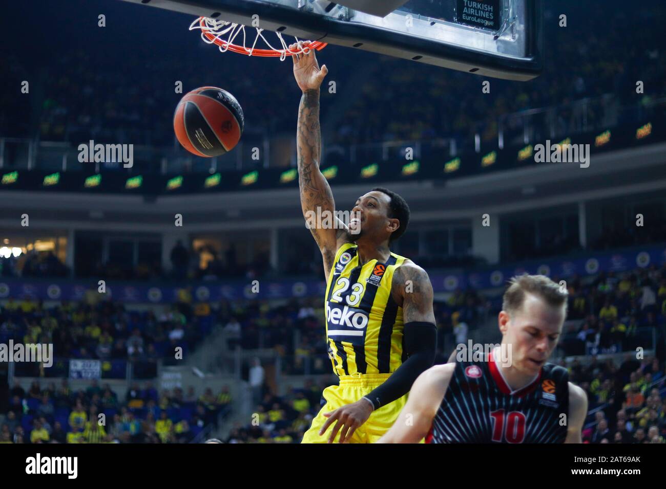 Istanbul/TÜRKEI - 24. JANUAR 2020: Malcolm Thomas übers Michael Roll während des Basketballspiels der Euroleague 2019-20 Runde 21 zwischen Fenerbahce und Olimpia Milano in der Ulker Sports Arena. Stockfoto