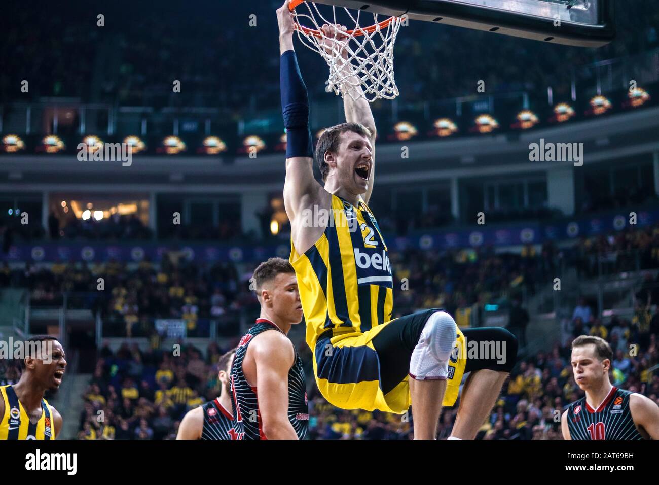 Istanbul/TÜRKEI - 24. JANUAR 2020: Jan Vesely hängte während des Basketballspiels der Euroleague 2019-20 Runde 21 zwischen Fenerbahce und Olimpia Milano in der Ulker Sports Arena den Rand. Stockfoto