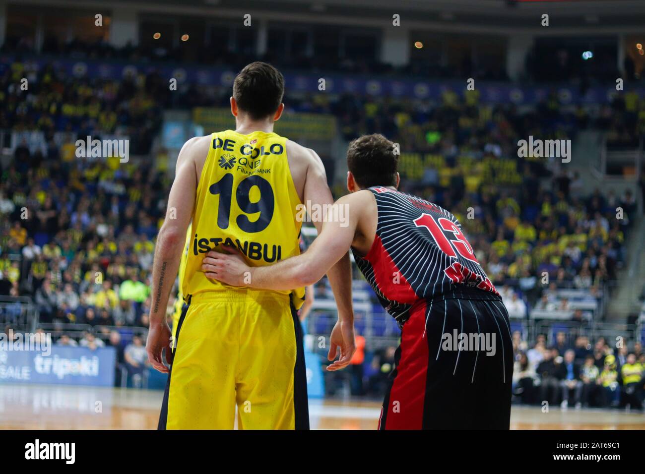 Istanbul/TÜRKEI - 24. JANUAR 2020: Nando De Colo und Sergio Rodriguez während des Basketballspiels der Euroleague 2019-20 Runde 21 zwischen Fenerbahce und Olimpia Milano in der Ulker Sports Arena. Stockfoto