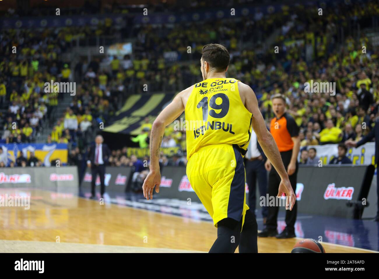 Istanbul/TÜRKEI - 16. JANUAR 2020: Nando De Colo während des Basketballspiels der Euroleague 2019-20 Runde 20 zwischen Fenerbahce und Barcelona. Stockfoto