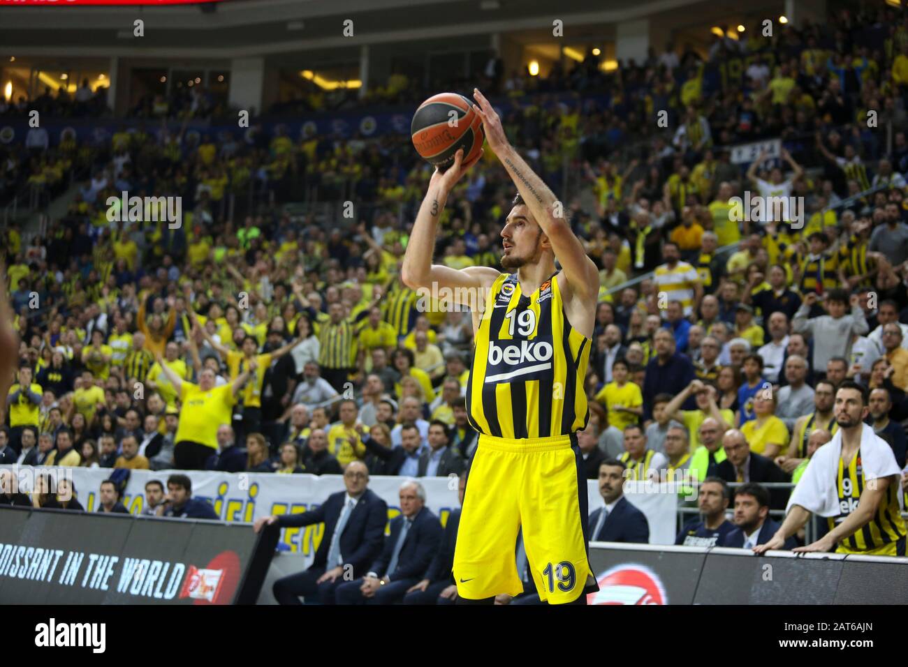 Istanbul/TÜRKEI - 16. JANUAR 2020: Nando De Colo während des Basketballspiels der Euroleague 2019-20 Runde 20 zwischen Fenerbahce und Barcelona. Stockfoto