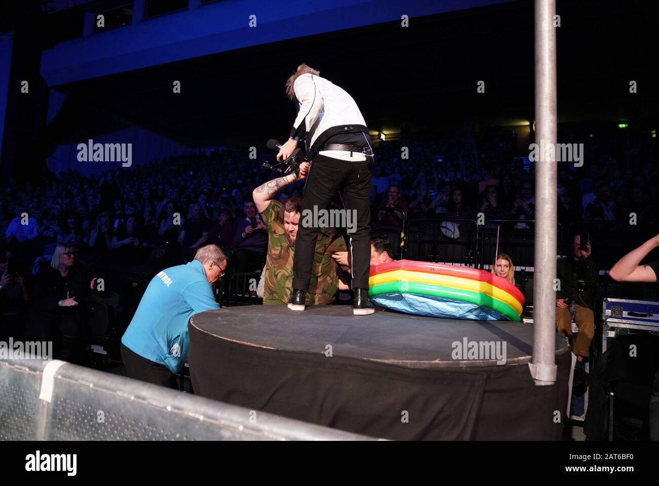 Brighton, Großbritannien. Januar 2020. Kaiser Chiefs tritt im Brighton Center auf. Ricky Wilson lädt den lokalen Musiker Rag N Bone Man während ihres Konzerts auf die Bühne ein © Andy Sturmey / Alamy Live News Stockfoto