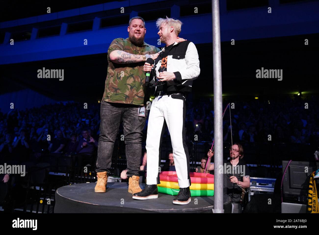 Brighton, Großbritannien. Januar 2020. Kaiser Chiefs tritt im Brighton Center auf. Ricky Wilson lädt den lokalen Musiker Rag N Bone Man während ihres Konzerts auf die Bühne ein © Andy Sturmey / Alamy Live News Stockfoto