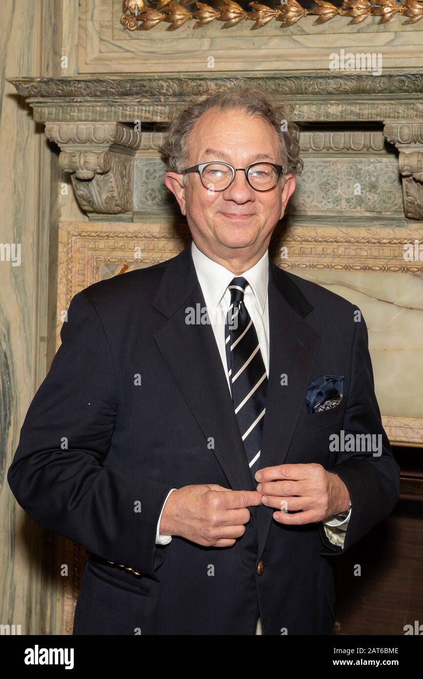 New York, NY, USA. Januar 2020. William Ivey Long Photo Call for DIANA: A TRUE MUSICAL STORY on Broadway Cast Meet and Greet, Lotte New York Palace Hotel, New York, NY 30. Januar 2020. Gutschein: Jason Smith/Everett Collection/Alamy Live News Stockfoto