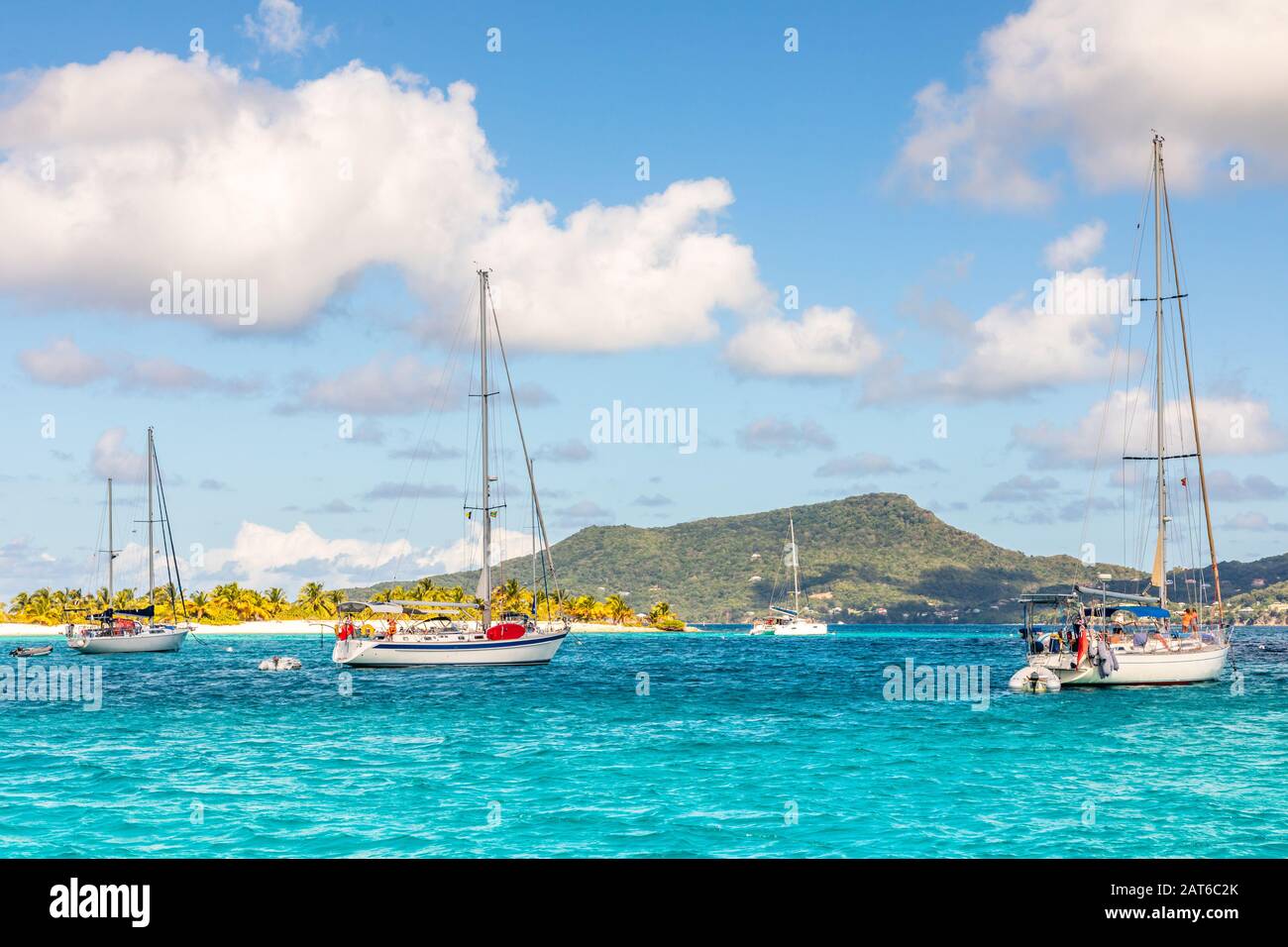 Türkisfarbenes Meer und vor Anker liegende Jachten auf Der Sandstrandinsel, in der Nähe der Insel Carriacou, der Insel Grenada, dem karibischen Meer Stockfoto