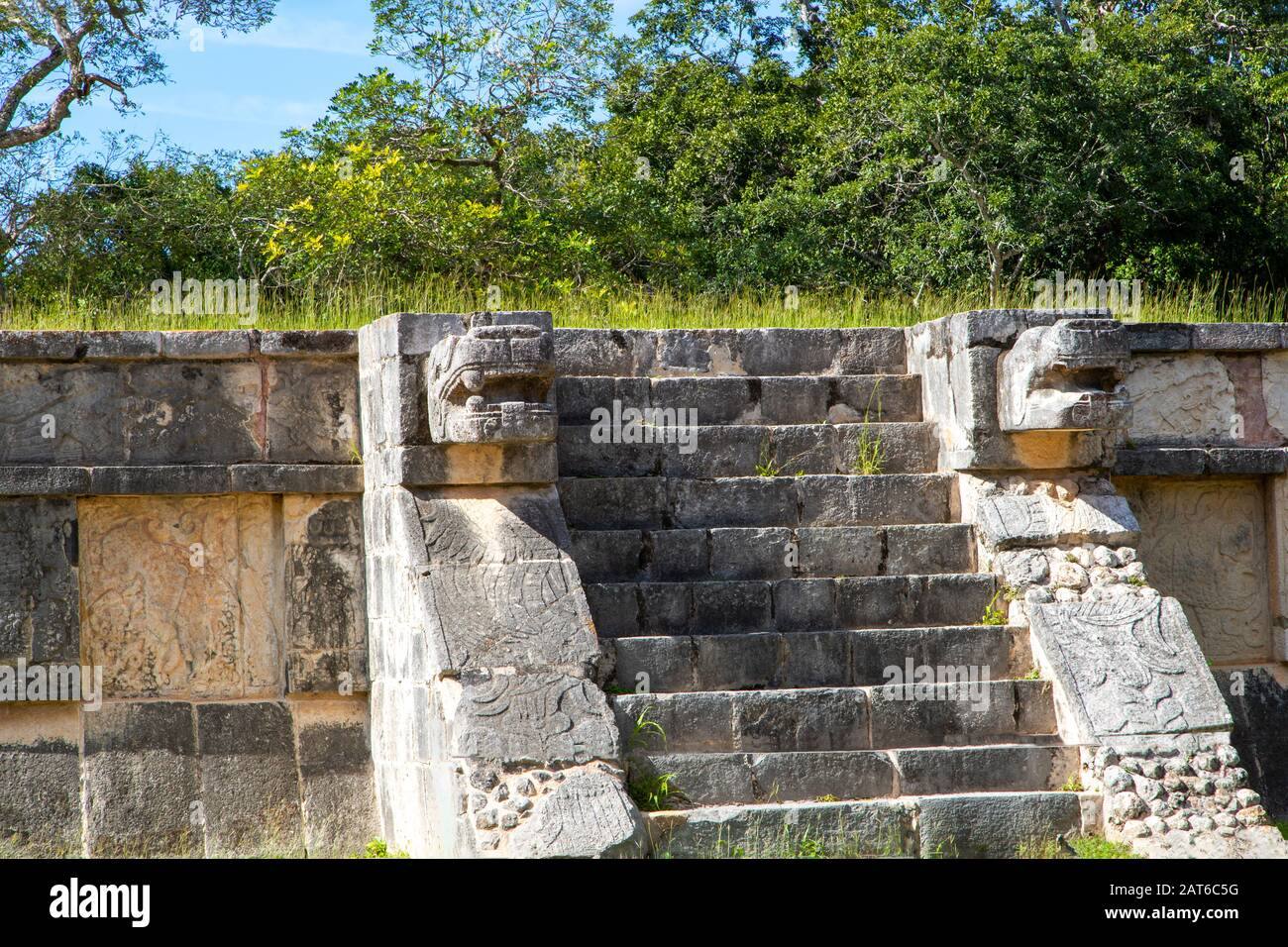 Komplizierte alten Maya kunst Schnitzereien auf der Plattform der Adler und Jaguare zeigen die Tiere grausam grabbing menschlichen Herzen in den Krallen. T Stockfoto