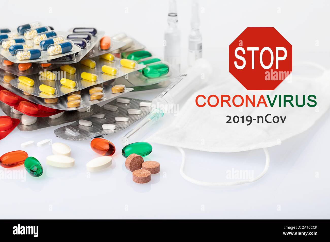 Verschiedene pharmazeutische Arzneipillen, Tabletten, Kapseln, Schutzmaske für die chirurgische Maske, Ampullen und Spritze aus Kunststoff über weißem Hintergrund. Konzept Stockfoto