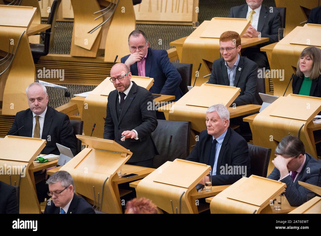 Edinburgh, Großbritannien. Januar 2020. Abgebildet: (L-R) Mark Ruskell MSP; (stehend) Patrick Harvie MSP - Co-Leader der Scottish Green Party; Andy Wightman MSP; John Finnie MSP; Ross Greer MSP; Alison Johnstone MSP. Die letzten Ersten Ministerfragen im schottischen Parlament, bevor das Vereinigte Königreich die EU verlässt, und am Tag, an dem Holyrood für sein zweites Unabhängigkeitsreferendum stimmte, hatte die Kammer heute einen heftigen Austausch. Kredit: Colin Fisher/Alamy Live News. Stockfoto