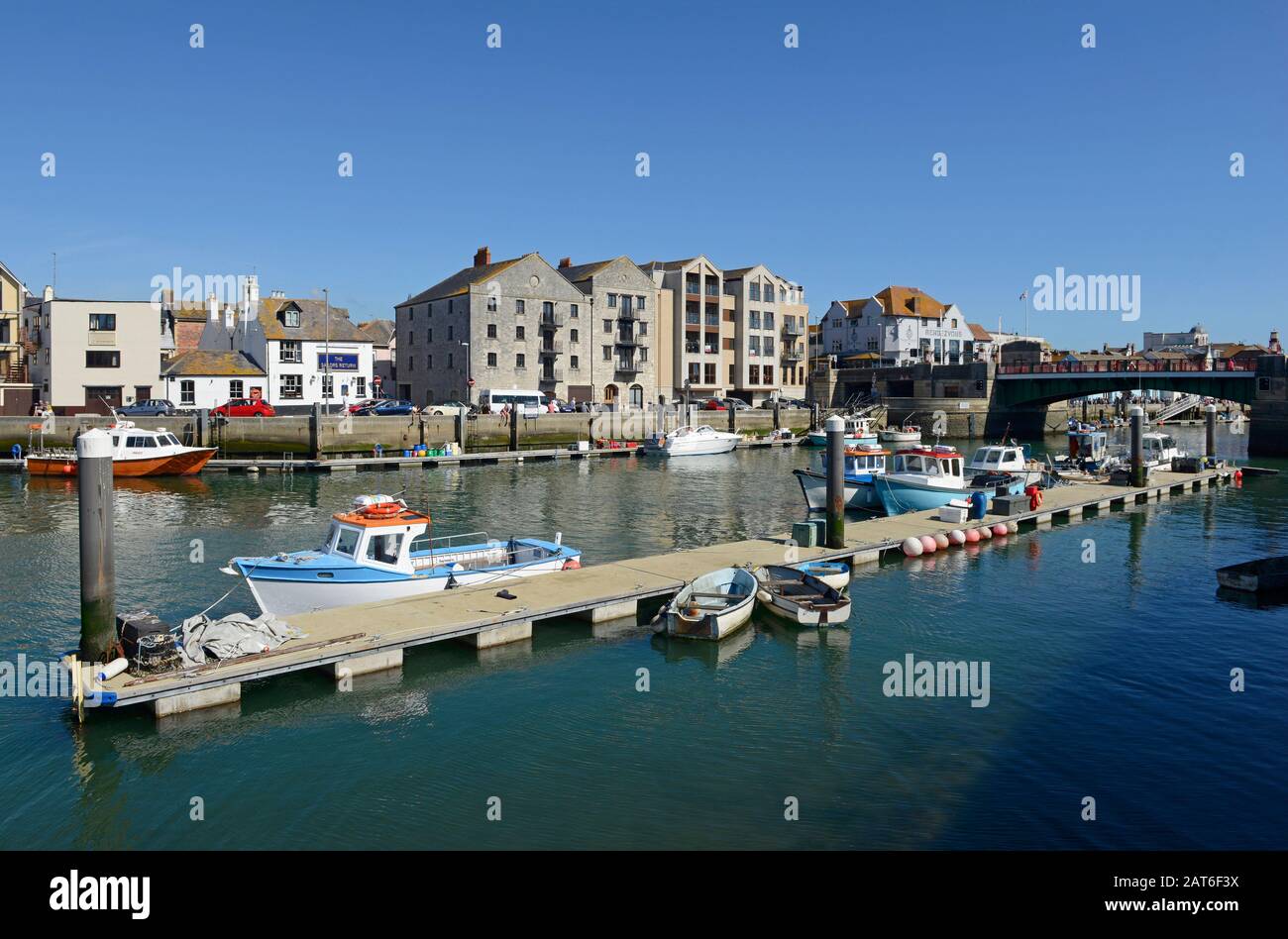 Blick auf den inneren Hafen von Weymouth, Dorset, UK mit vielen Booten und Yachten, die auf den North Quay Pontons festgemacht sind Stockfoto