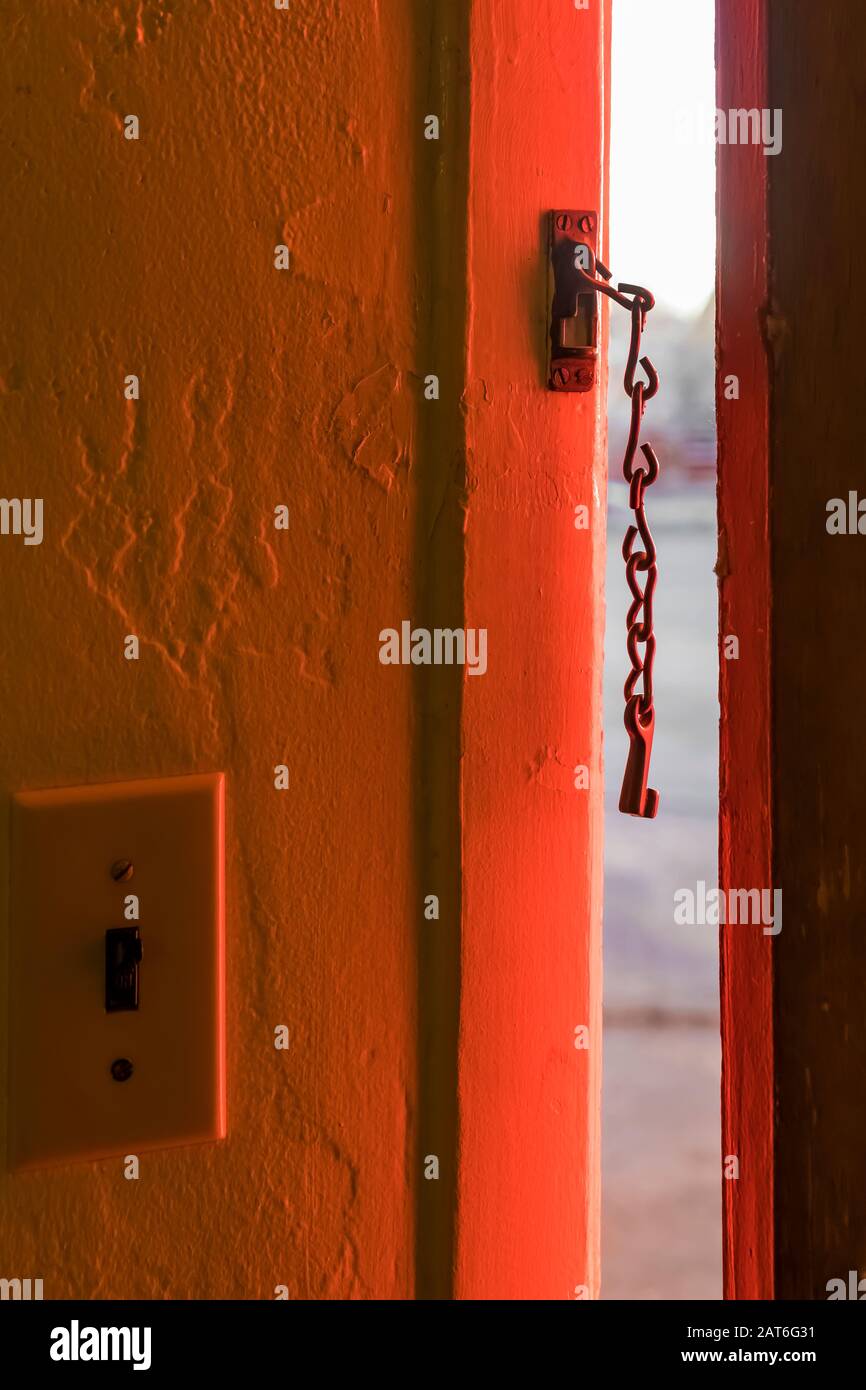 Blick auf das Morgenlicht durch die gerissene Tür des 66 Motel, einem alten Motels für Mama und Pop entlang Der Historischen Route 66 in Holbrook, Arizona, USA [kein p Stockfoto