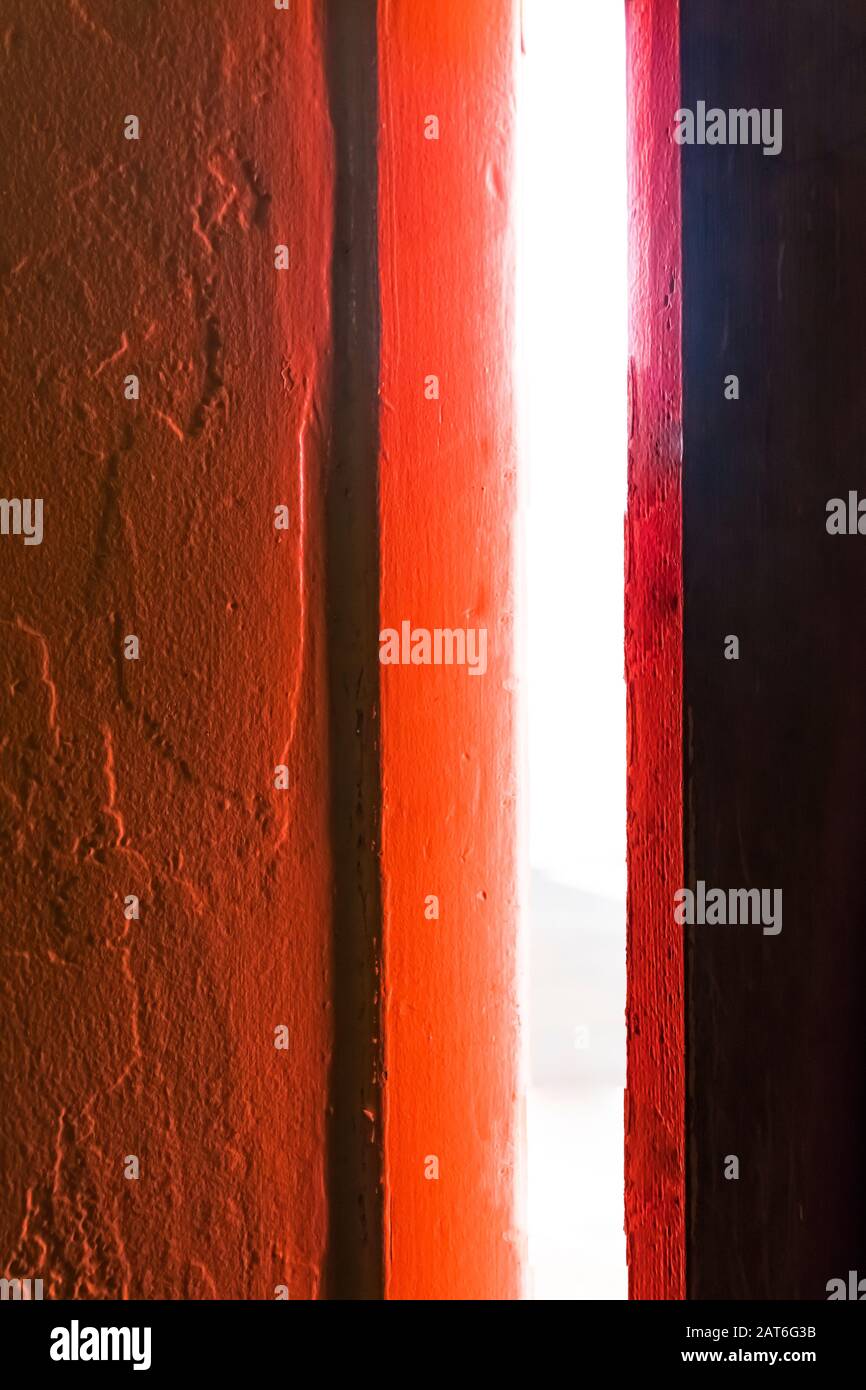 Blick auf das Morgenlicht durch die gerissene Tür des 66 Motel, einem alten Motels für Mama und Pop entlang Der Historischen Route 66 in Holbrook, Arizona, USA [kein p Stockfoto