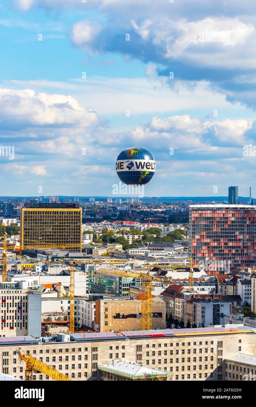 Berlin, Deutschland - 22. September 2017: Welt Balloon - einer der weltweit größten Heliumballons am Himmel über der Berliner Stadt. Beliebte Touristenattraktion Stockfoto