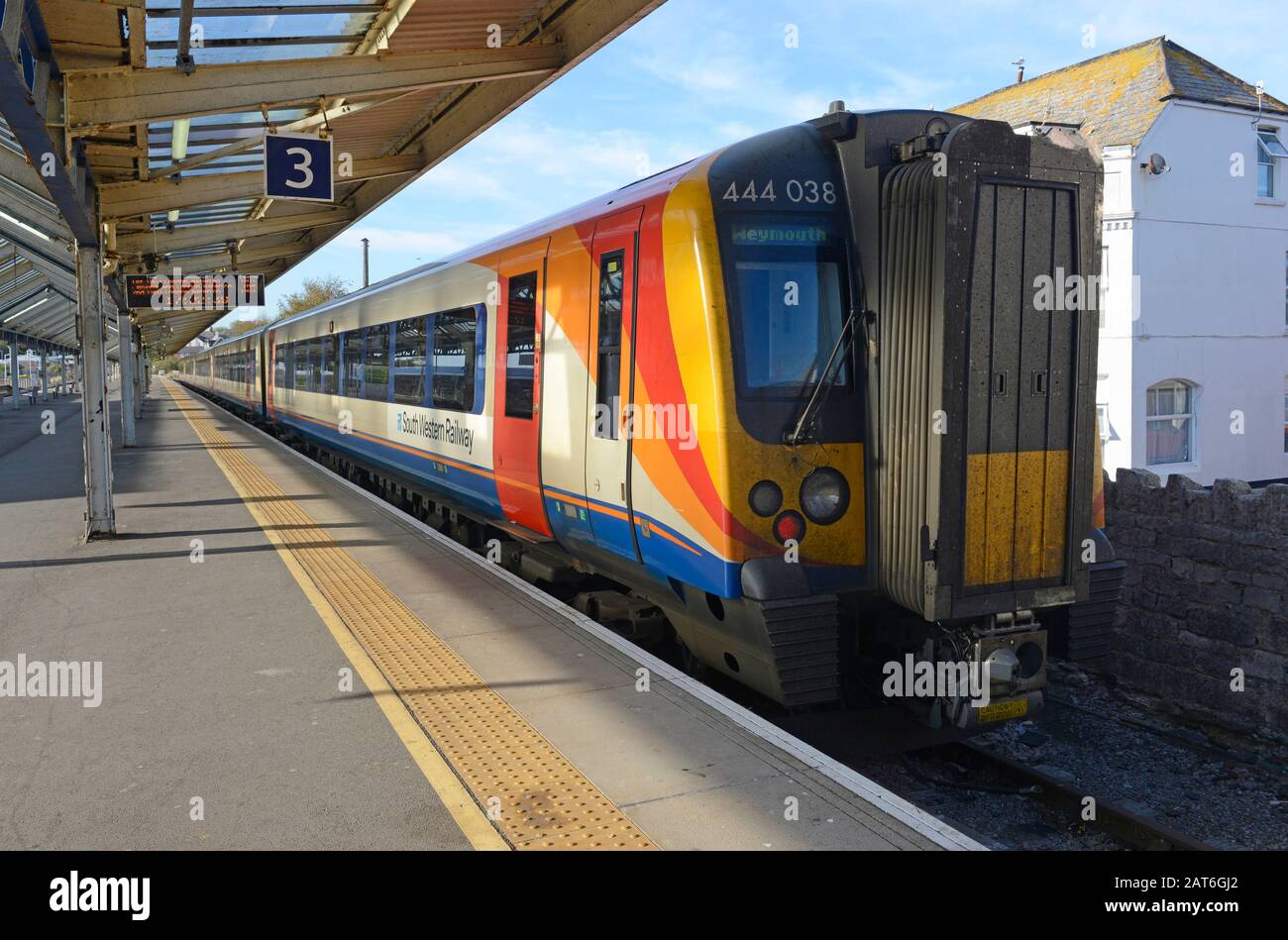 Am Bahnsteig 3 in Weymouth, Dorset, Großbritannien, wartet ein Südwestzug mit einer Verbindung nach Waterloo. Stockfoto