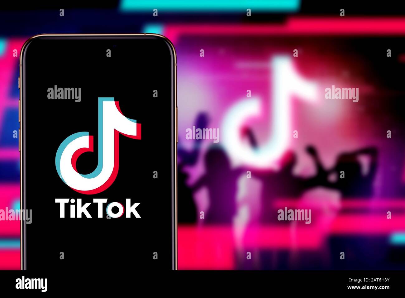 Smartphone mit TIK TOK-Logo, das ein beliebtes soziales Netzwerk im Internet ist. Usa, Kalifornien 9. September 2020 Stockfoto