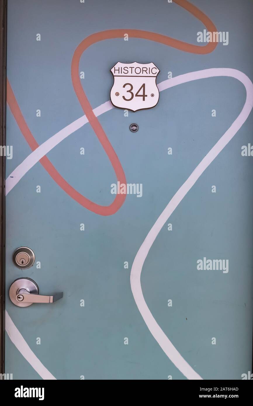 Modernes Bumerang-Design aus der Mitte des Jahrhunderts an den Türen des klassischen Motel Safari, liebevoll restauriert und gepflegt, entlang Der Historischen Route 66 in Tucumcari, New Stockfoto