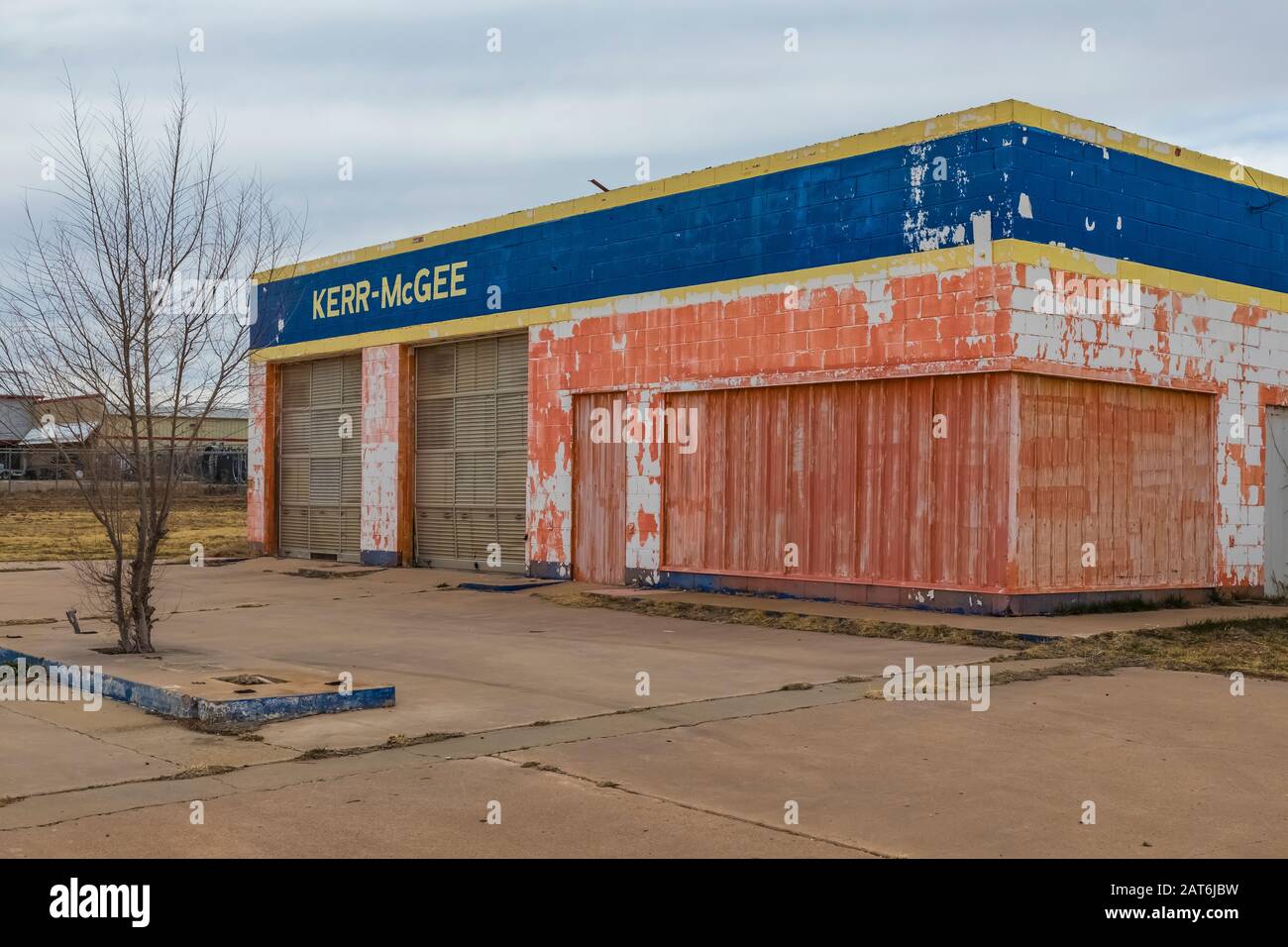 Verlassene Kerr-Mc Gee Service Station entlang Der Historischen Route 66 in Tucumcari, New Mexico, USA [keine Eigentumsfreigabe; für redaktionelle Lizenzierung verfügbar Stockfoto
