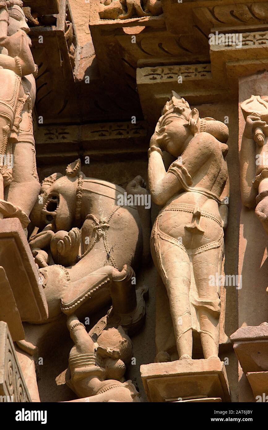 Steinwandskulptur der Dame, die ihr Gesicht im Lakshman Temple unter der westlichen Gruppe der Tempel in Khajuraho, Madhya Pradesh, Indien, Asien bedeckt Stockfoto