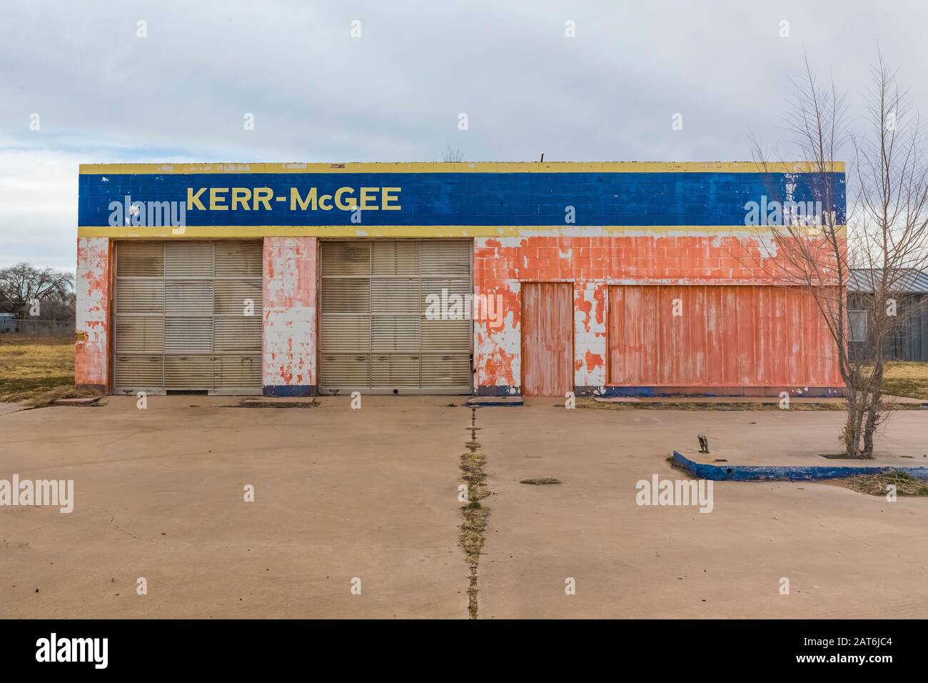 Verlassene Kerr-Mc Gee Service Station entlang Der Historischen Route 66 in Tucumcari, New Mexico, USA [keine Eigentumsfreigabe; für redaktionelle Lizenzierung verfügbar Stockfoto