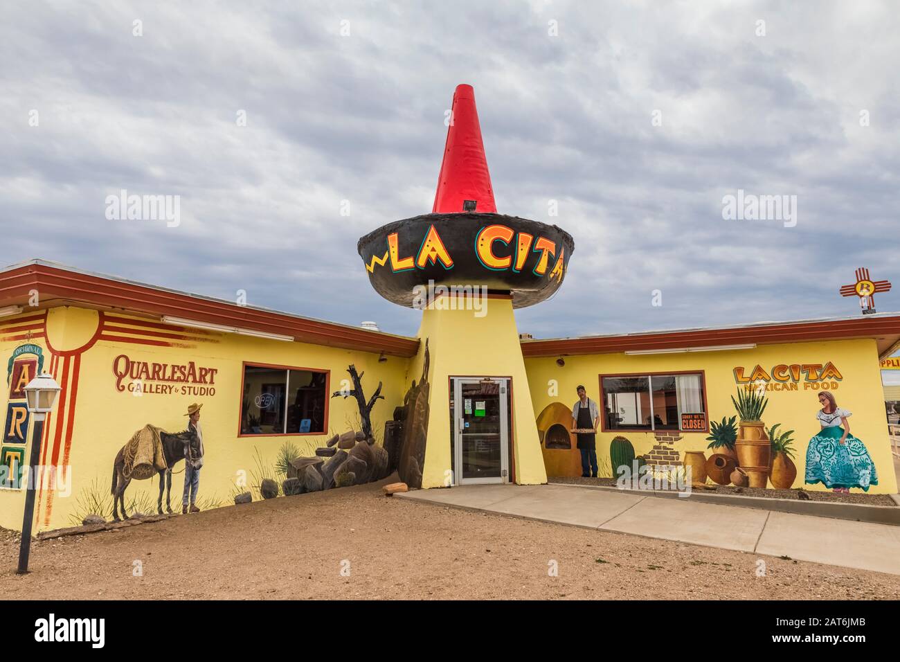 La Cita Mexican Foods, mit Wandbildern von Doug und Sharon Quarles, entlang Der Historischen Route 66 in Tucumcari, New Mexico, USA [keine Eigentums- oder Urheberrechtsfreigabe Stockfoto