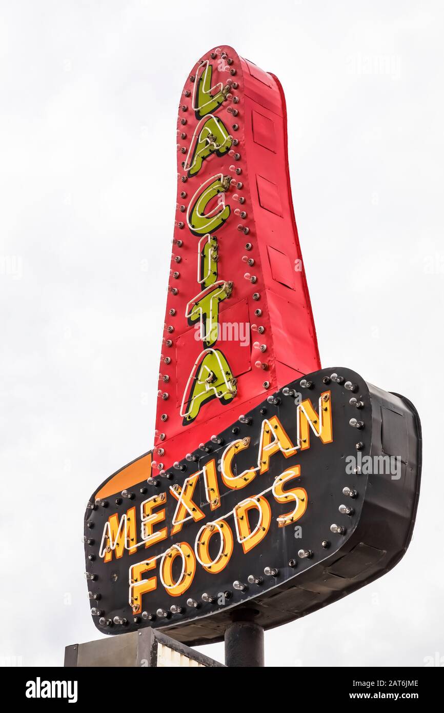 La Cita Mexican Foods, mit Wandbildern von Doug und Sharon Quarles, entlang Der Historischen Route 66 in Tucumcari, New Mexico, USA [keine Eigentums- oder Urheberrechtsfreigabe Stockfoto
