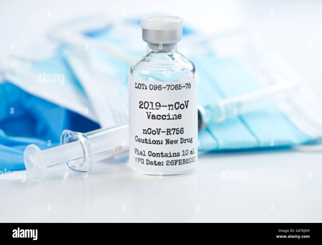 Corona-Virus 2019-nCoV-Impfstoffflasche mit Spritze, Handschuhen und Maske. Stockfoto