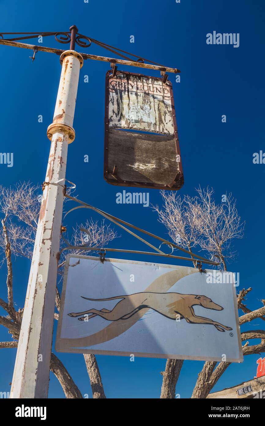 Schild mit Greyhound-Busbahnhof, Teil der Americana-Kollektion im Hackberry General Store entlang Der Historischen Route 66 in Arizona, USA [keine Freigabe für Immobilien; Stockfoto