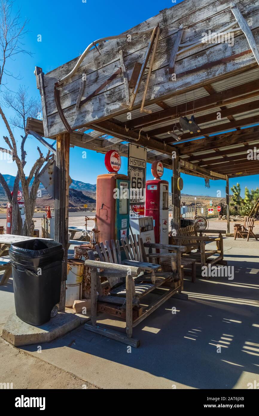 Alte Gaspumpen im Hackberry General Store entlang Der Historischen Route 66 in Arizona, USA [keine Eigentumsfreigabe; nur für redaktionelle Lizenzierung verfügbar] Stockfoto