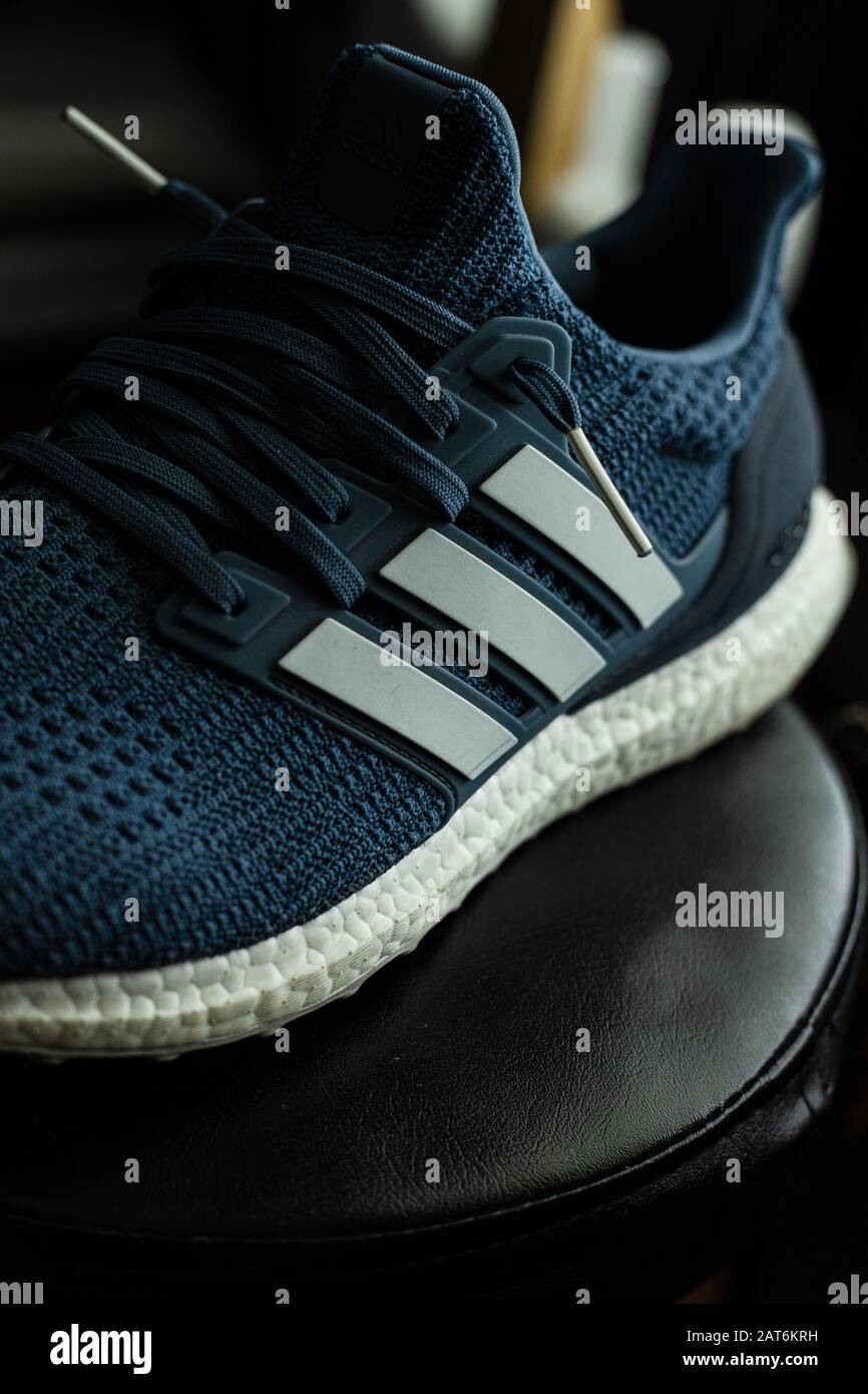 Nahaufnahme von blau-weißen Adidas Ultraboost Sportschuh Sportschuh Käfig  und Schnürsenkel Stockfotografie - Alamy