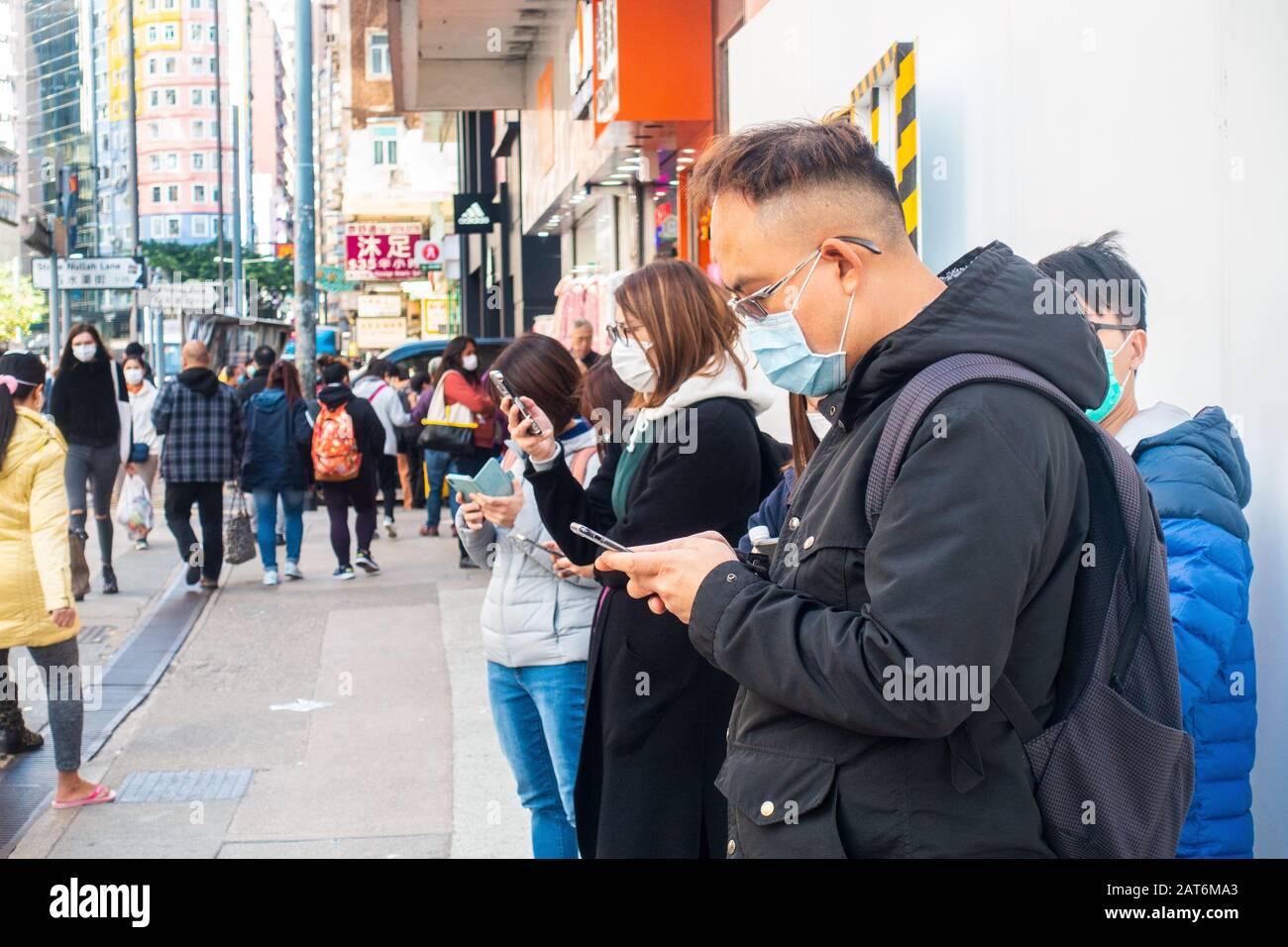 Hongkong - 30. Januar 2020: Menschen, die in der Angst vor Wuhan Coronavirus chirurgische Masken tragen. Stockfoto