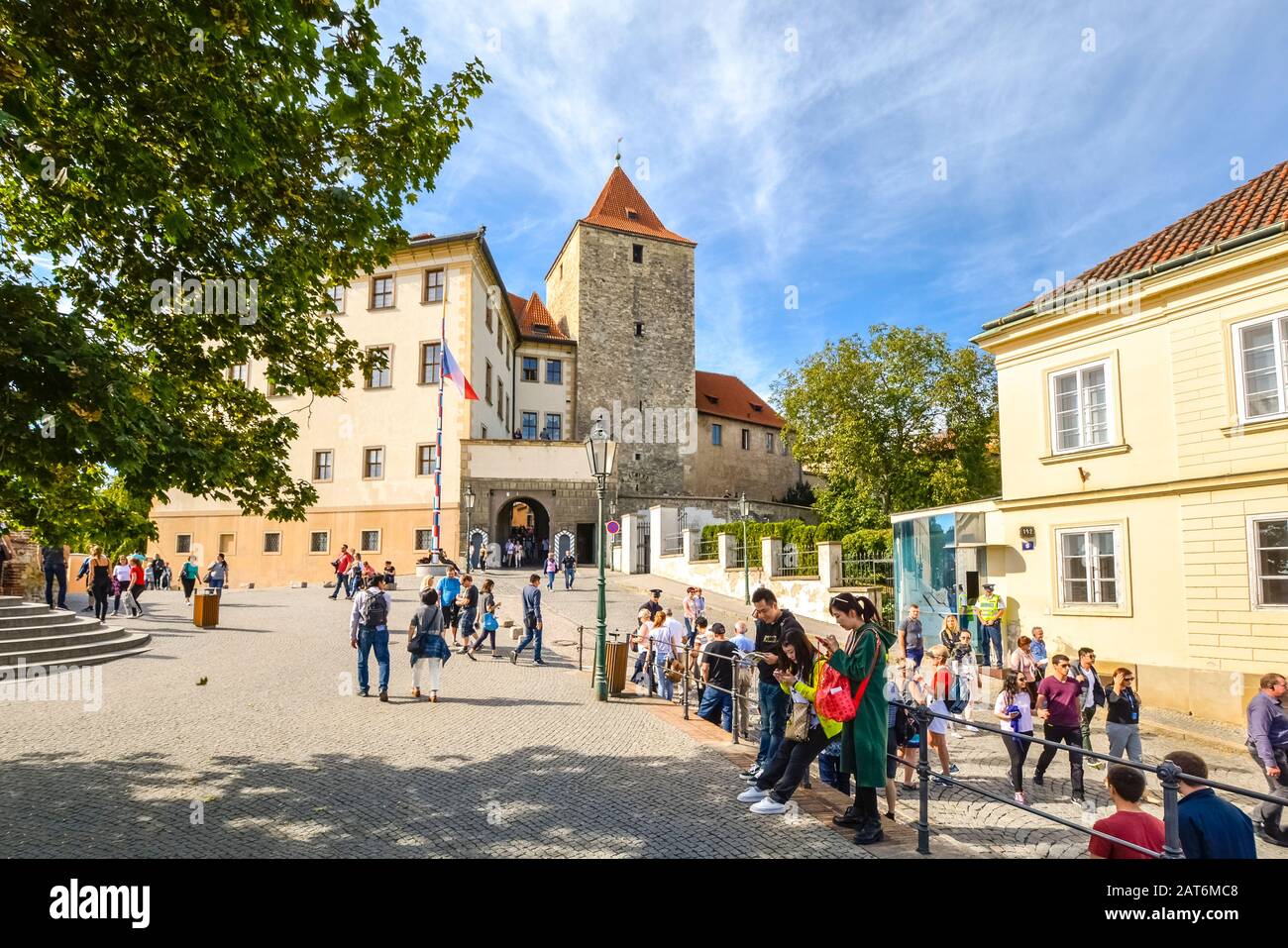 Touristen genießen den Innenhof des berühmten Prager Schlosses An einem sonnigen Tag im Frühherbst in Prag, Tschechien. Stockfoto