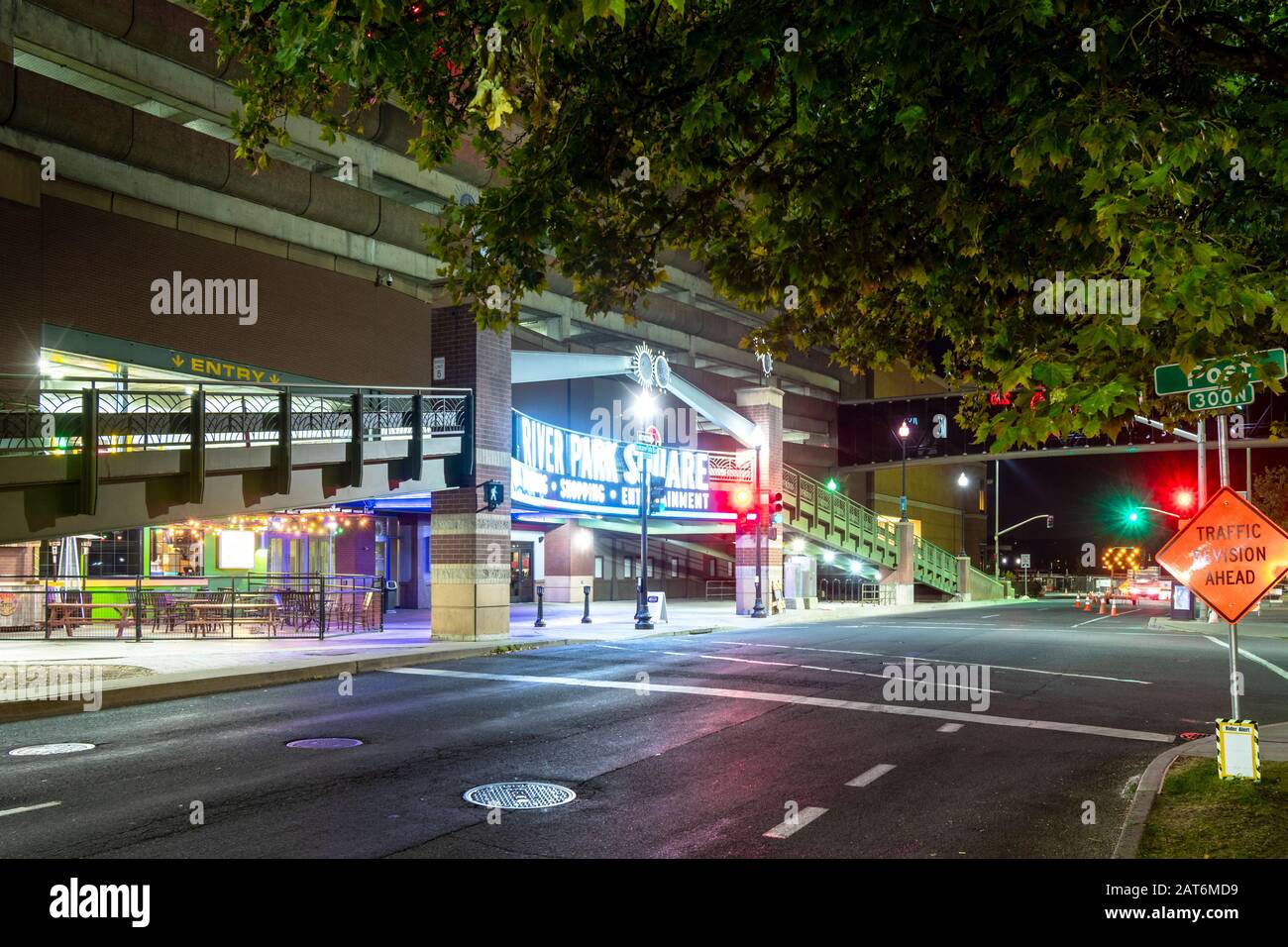 Nachtaufnahme des Eingangs am River Park Square, Teil der Stadtentwicklung des Riverfront Park in Spokane, Washington. Stockfoto