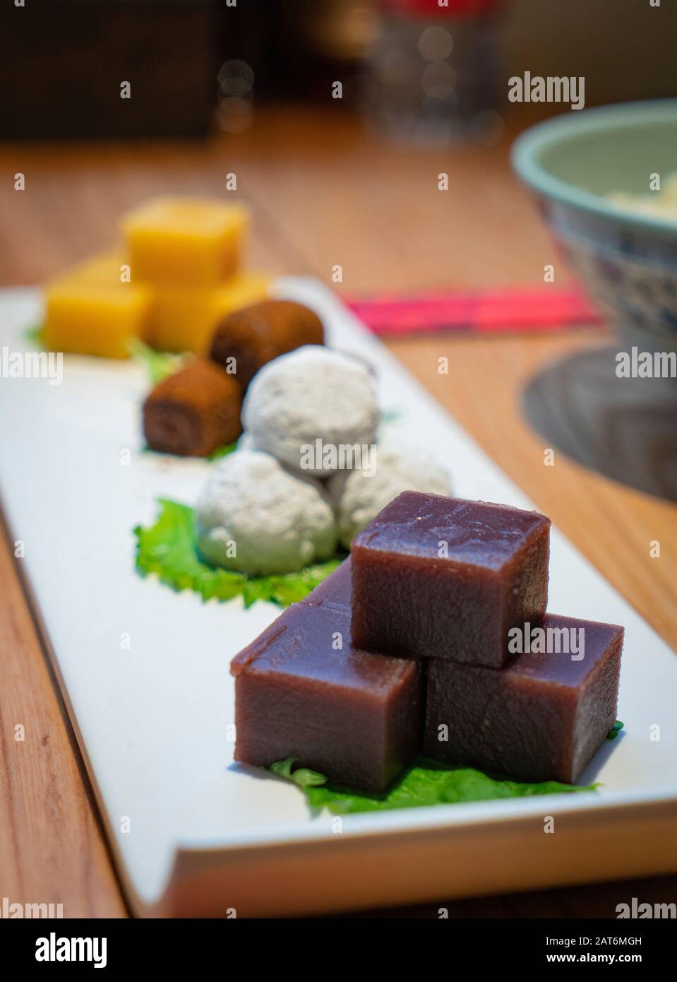 Beijing traditionelles Gebäck, wie gelbes Pea Gelee, rollender Esel (glutinöse Reisrollen mit süßem Bohnenmehl), Gedämpfte Reiskuchen mit süßem Zeug Stockfoto