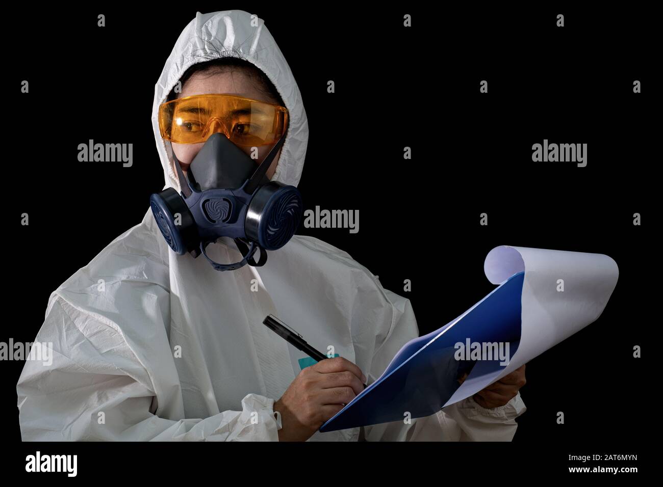 Frau in einer chemischen Schutzkleidung und Gasmaske mit Brille am weißen Hintergrund, Wissenschaftlerin im Schutzanzug, Sicherheitsvirusinfektion Stockfoto