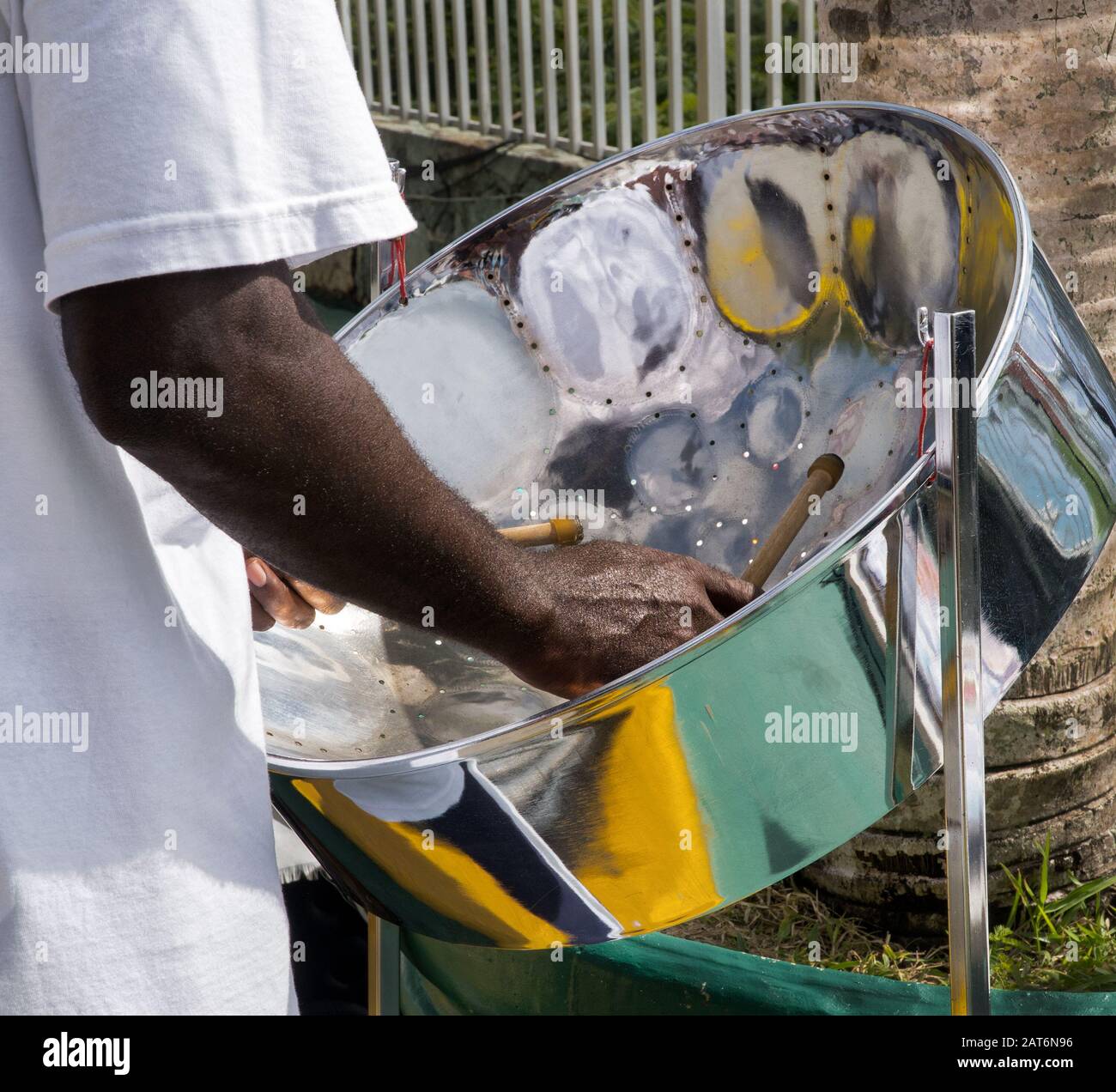 Musiker spielt eine Stahltrommel. Diese Musiker werden als Panisten bezeichnet. Stockfoto