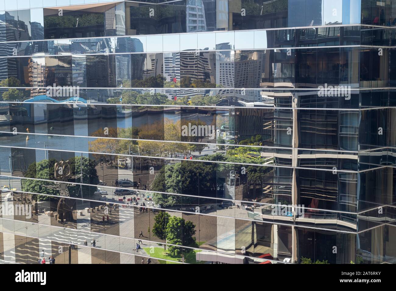 Spiegelung des Yarra River in Melbourne in einem Gebäude in der Innenstadt. Stockfoto