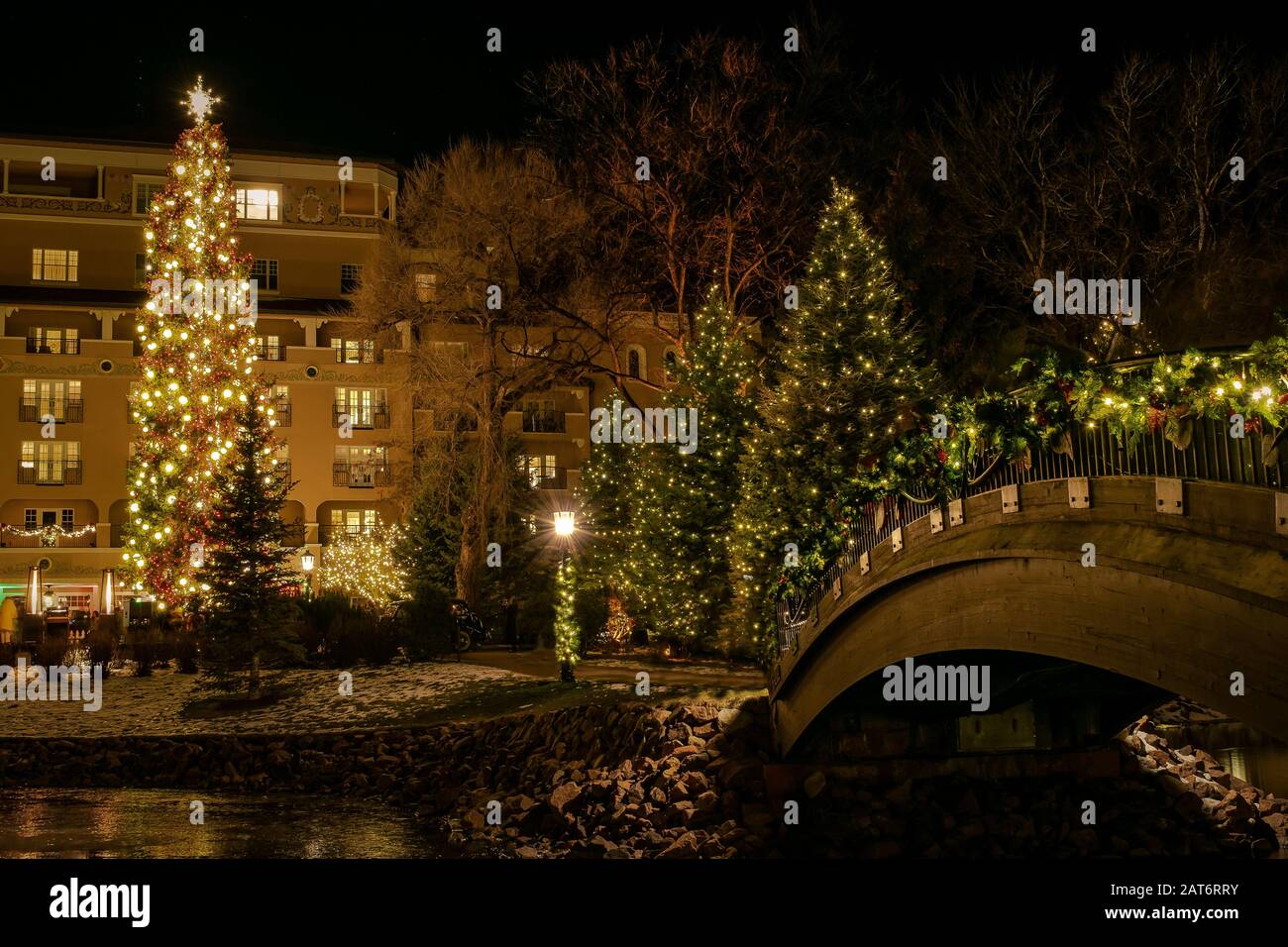 Das Broadmoor Hotel in Colorado Springs, CO, ist ein beliebtes Ziel zu Weihnachten, das für seine schönen Außenanlagen und festlichen Lichtauslagen bekannt ist. Stockfoto