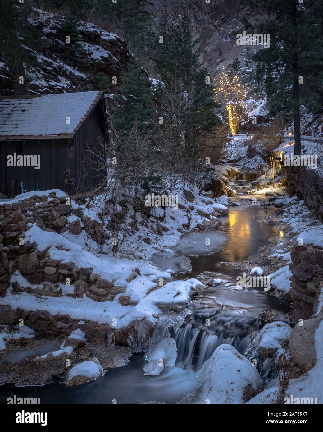 Seven Falls in Colorado Springs, CO, ist eine beliebte Attraktion während der Weihnachtszeit, die für ihre festlichen Lichtbilder und ihre schöne Landschaft bekannt ist. Stockfoto