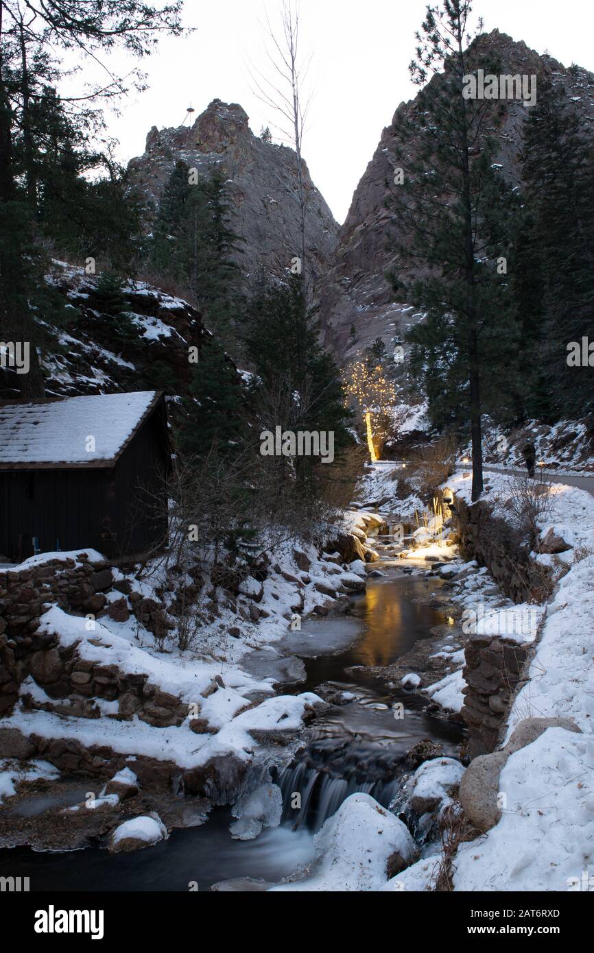 Seven Falls in Colorado Springs, CO, ist eine beliebte Attraktion während der Weihnachtszeit, die für ihre schöne Natur und ihre festlichen Lichter bekannt ist Stockfoto