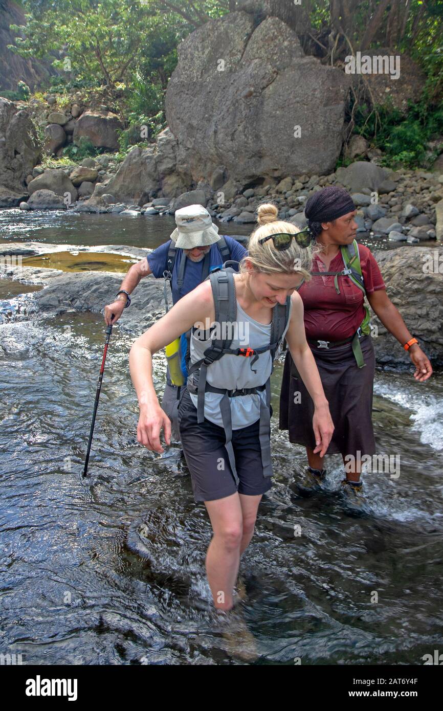 Wanderer, die den Fluss Sigatoka überqueren Stockfoto