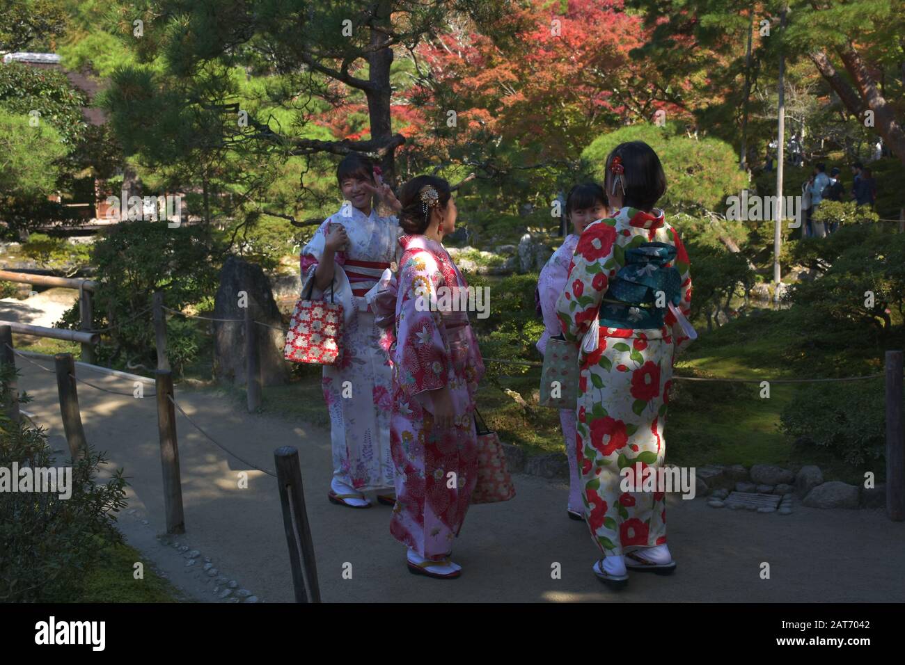 Die Menschen besuchen den schönen Garten des Ginkakuji-Tempels Stockfoto