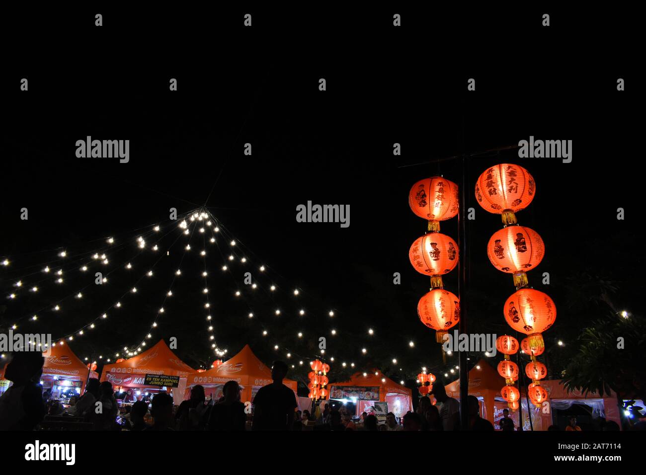 Lampion und Elektro-Glühbirne-Dekoration Teil des Food-Festivals während des chinesischen Neujahrsfestes im Einkaufszentrum. Surakarta, Indonesien. Stockfoto