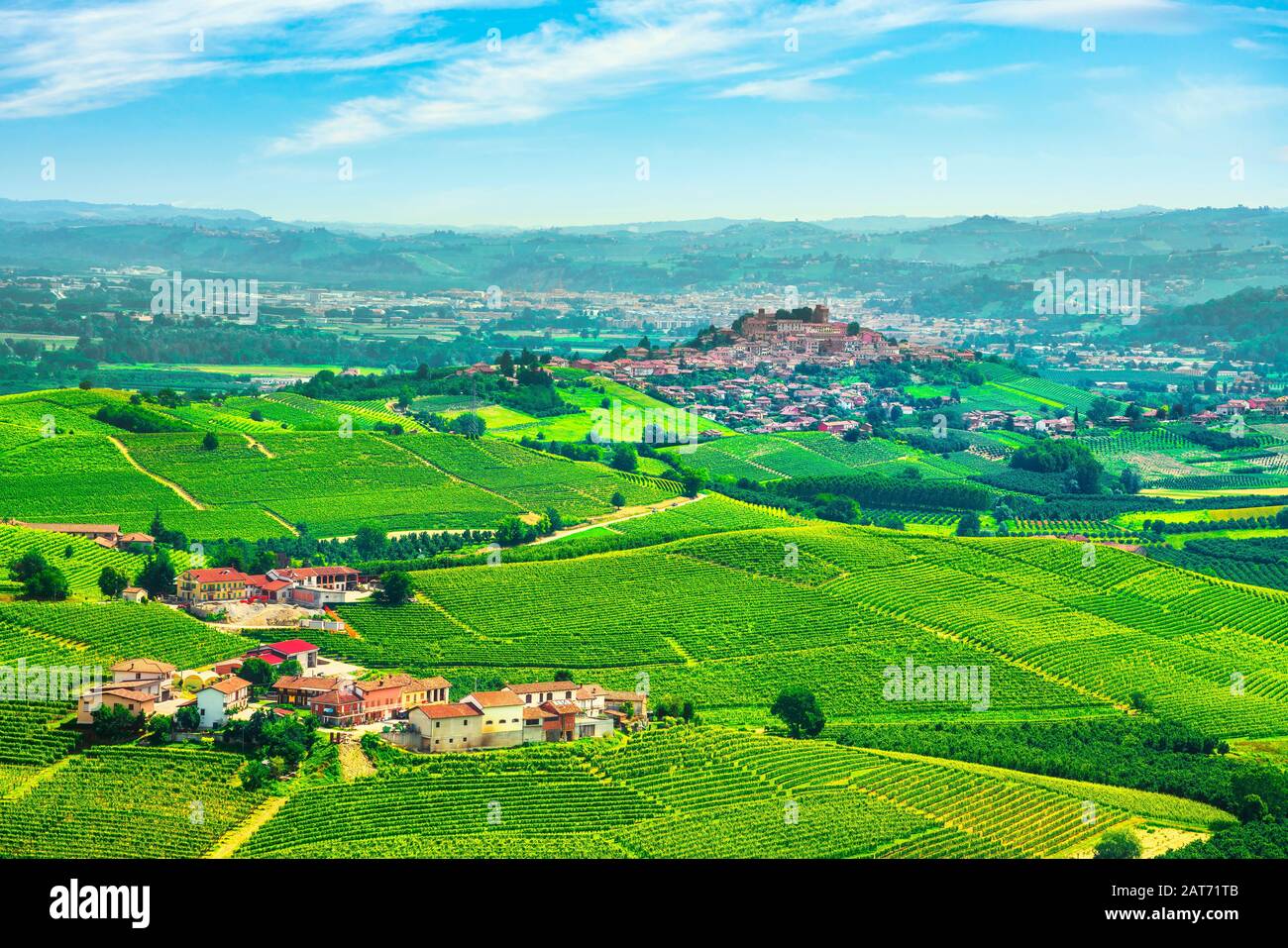 Langhe Weinberge Panorama, Roddi Dorf und Alba Stadt im Hintergrund, Unesco-Stätte, Piemont, Norditalien Europa. Stockfoto