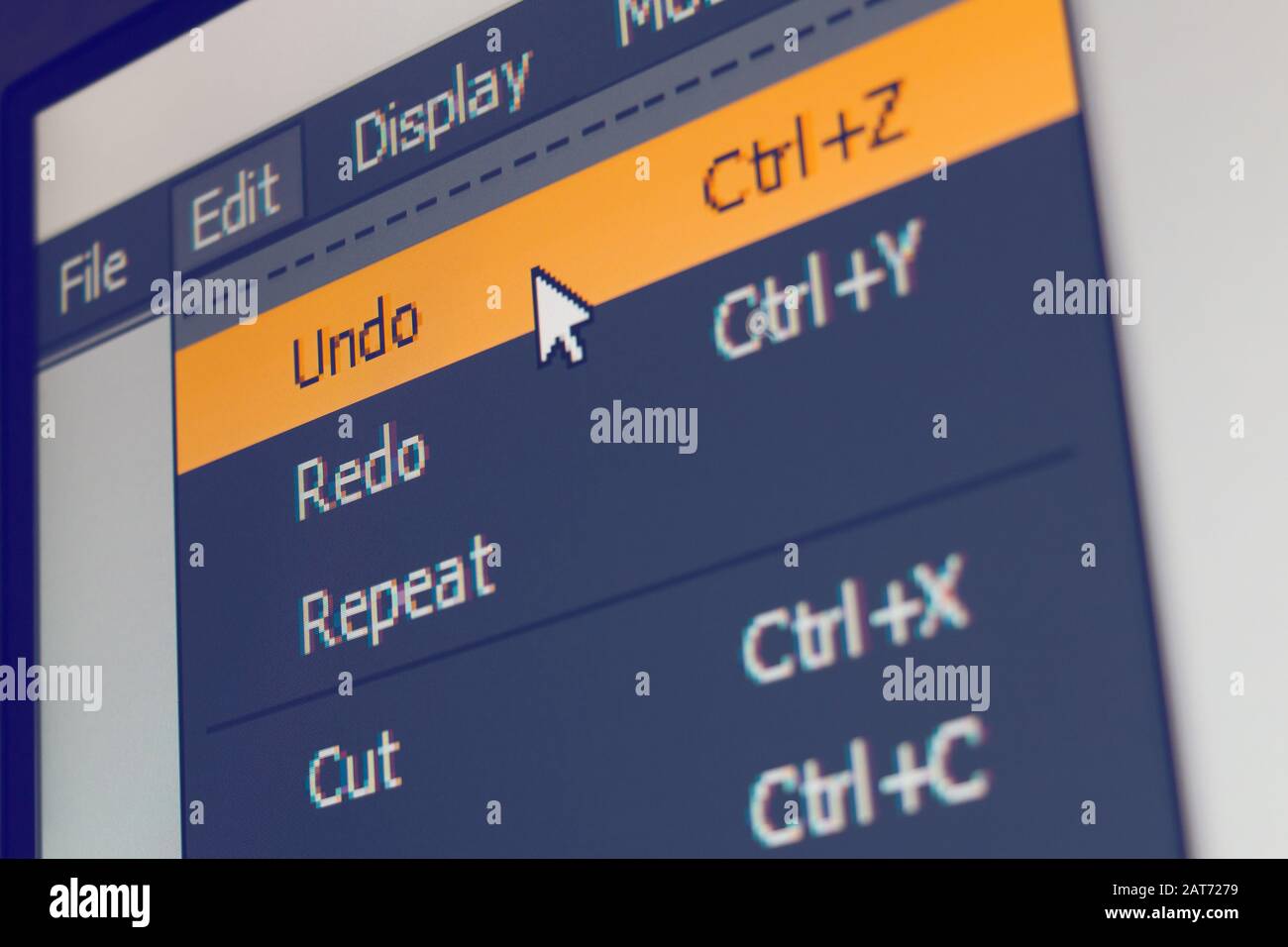 Software-Menüelement mit markiertem Befehl "Rückgängig" und markiertem Mauscursor, Makroaufnahme Stockfoto