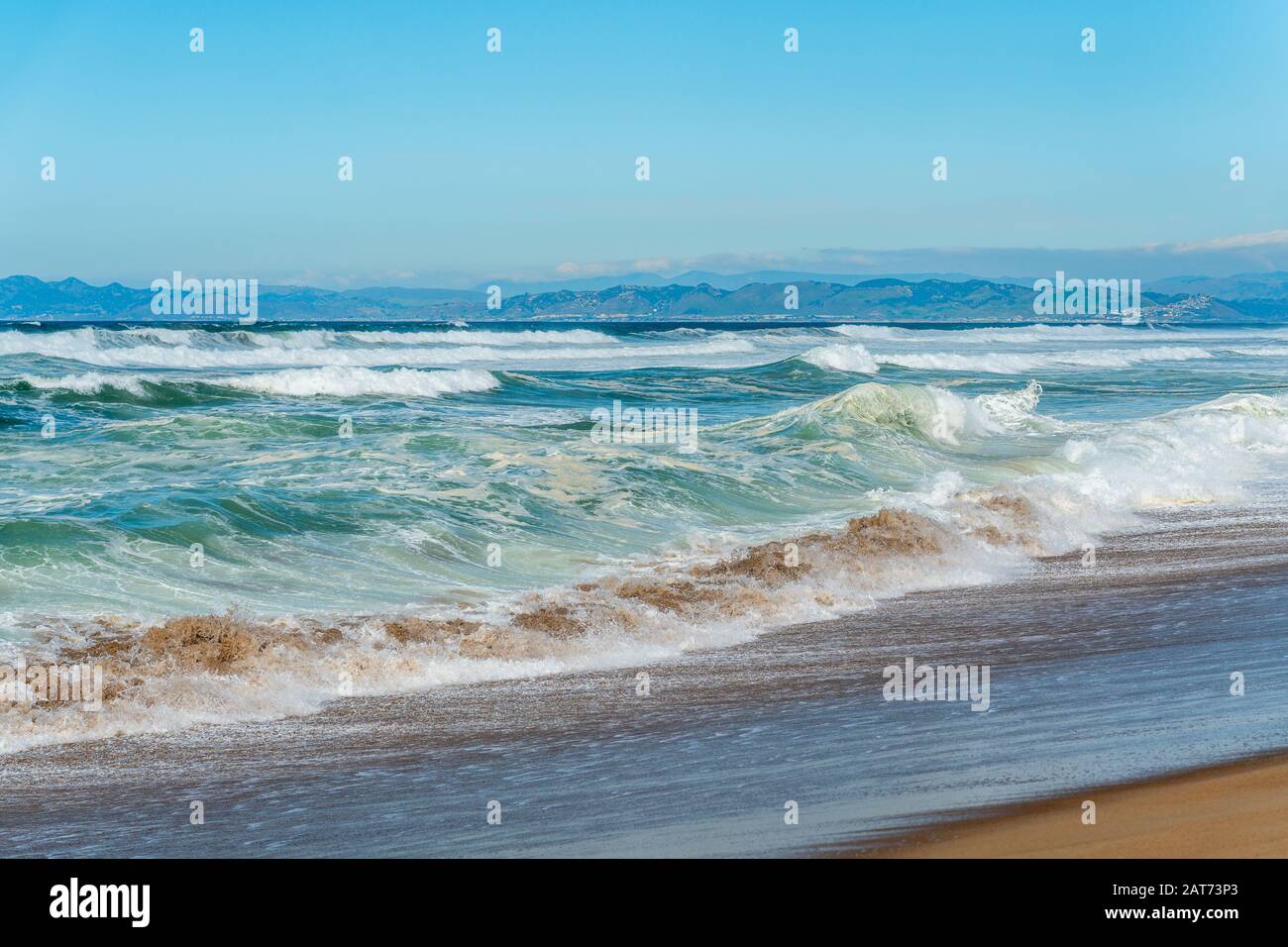 Schöne Seescape. Blaue Wellen brechen am Ufer. Stockfoto