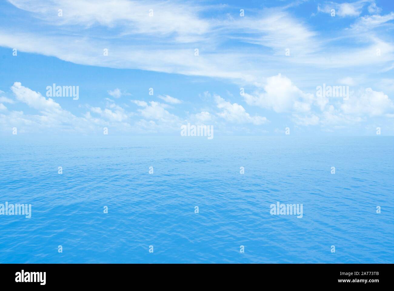Meer oder Meer. Horizont-Linie mit teilweise wolkenfreiem Himmel. Stockfoto