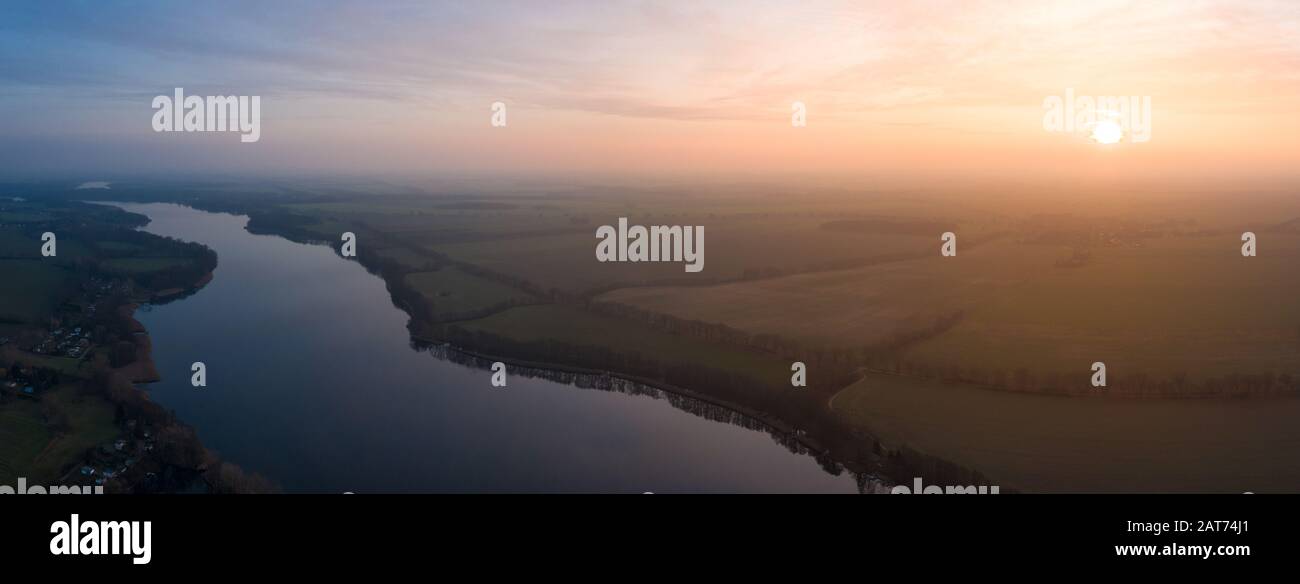Ruppiner See in der Mark Brandenburg zum Sonnenuntergang im Winter Stockfoto