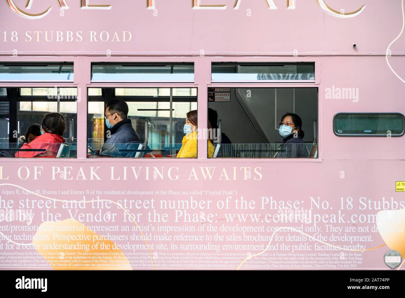 Hongkong. Januar 2020. Straßenbahnpassagiere tragen Gesichtsmasken als Schutz vor dem Corona-Virus. Die Weltgesundheitsorganisation kündigte den Ausbruch in China als weltweiten Gesundheitsnotstand an. Stockfoto