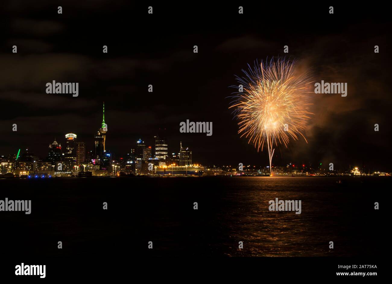 Auckland wird von einem Feuerwerk für die Feier Zum Jahrestag von Auckland umblendet Stockfoto