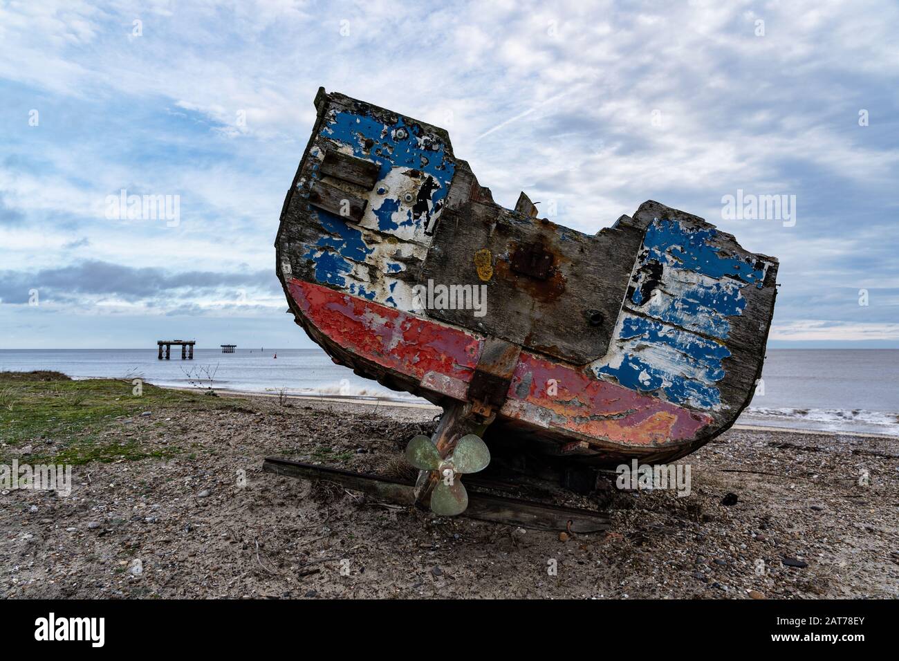 Verlassenes Boot am Strand Sizewell. Suffolk. GROSSBRITANNIEN Stockfoto