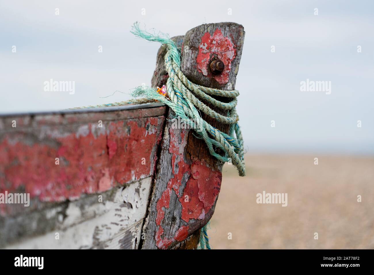 Seil am Bogen des verlassenen Fischerboots am Strand von Aldeburgh. Aldeburgh, Suffolk Stockfoto